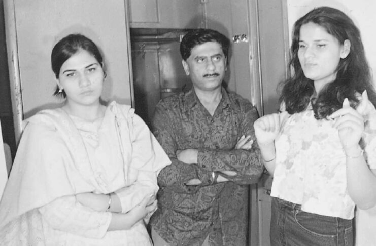 आधुनिकता की दौड़ में खोता अनुशासन